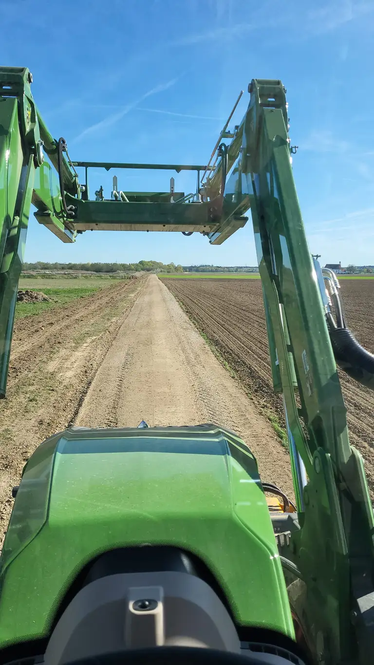 Fertig profilierter Feldweg nach Wegebauarbeiten